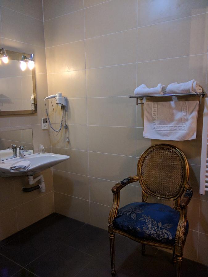 Hotel Fleur De Lys Bailleul  Exteriör bild